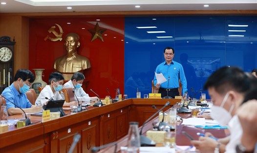 Chủ tịch Tổng LĐLĐVN Nguyễn Đình Khang phát biểu chỉ đạo tại buổi làm việc với Công đoàn Dệt may Việt Nam theo hình thức trực tuyến chiều 16.6. Ảnh: Hải Nguyễn