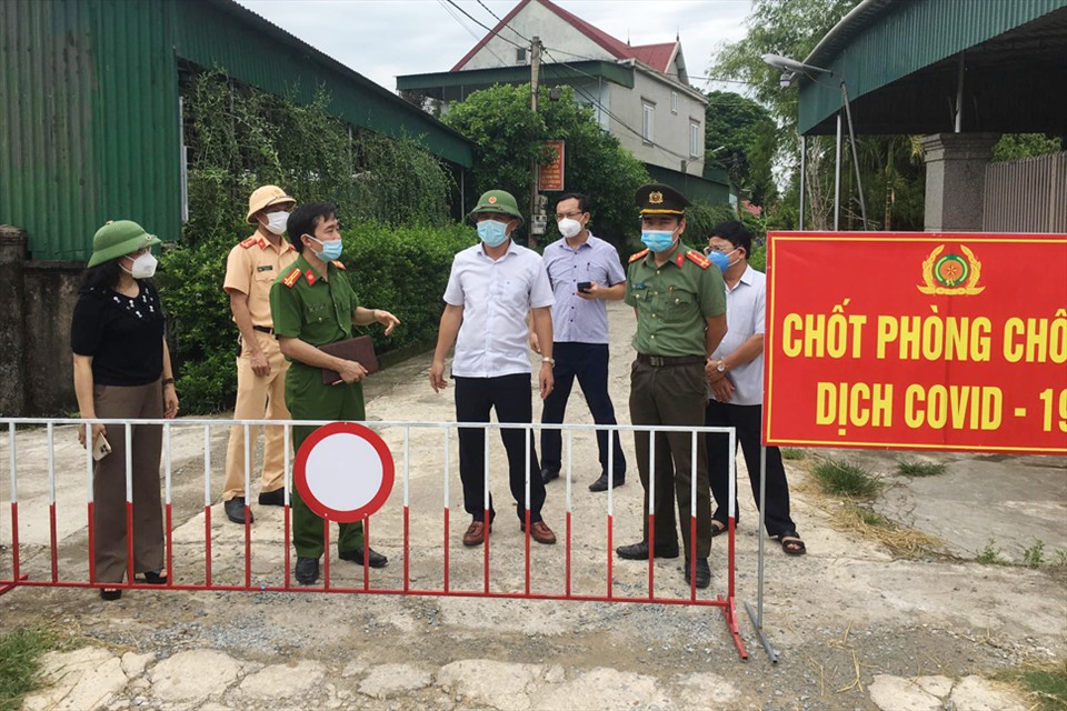 Một chốt kiểm soát phòng dịch COVID-19 ở Hà Tĩnh. Ảnh: TT.