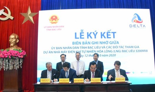 Lễ ký kết biên bản ghi nhớ giữa UBND tỉnh và các đối tác Dự án LNG Bạc Liêu. Ảnh: Nhật Hồ