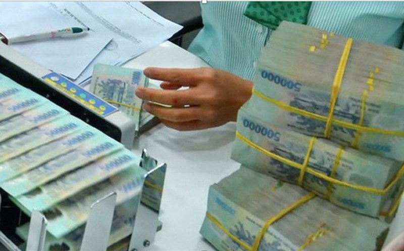 Đổi tiền rách, bạc màu có mất phí không?