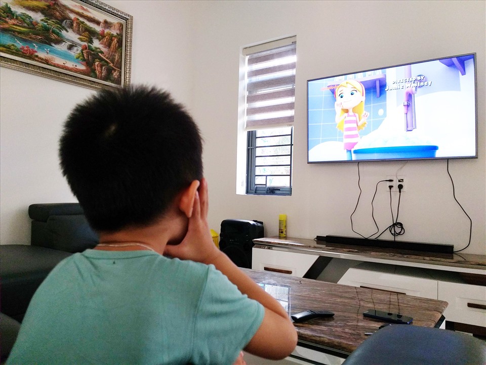 Nghỉ dịch kiêm nghỉ hè, ít sân chơi khiến trẻ nghiện điện thoại tivi. Ảnh: TT