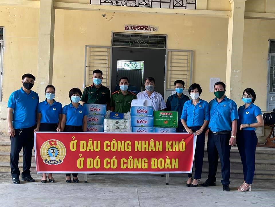 Cán bộ LĐLĐ huỵện Hàm Yên (tỉnh Tuyên Quang) trao hỗ trợ tới CNLĐ đang bị cách ly. Ảnh: CĐHY