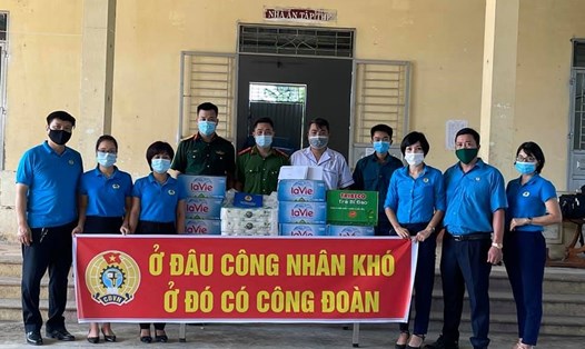 Cán bộ LĐLĐ huỵện Hàm Yên (tỉnh Tuyên Quang) trao hỗ trợ tới CNLĐ đang bị cách ly. Ảnh: CĐHY