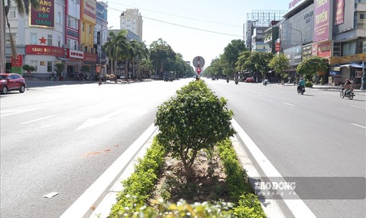 Các tuyến đường lớn tại TP.Vinh (Nghệ An) vắng người qua lại trong ngày đầu thực hiện giãn cách xã hội. Ảnh: Thanh Nga