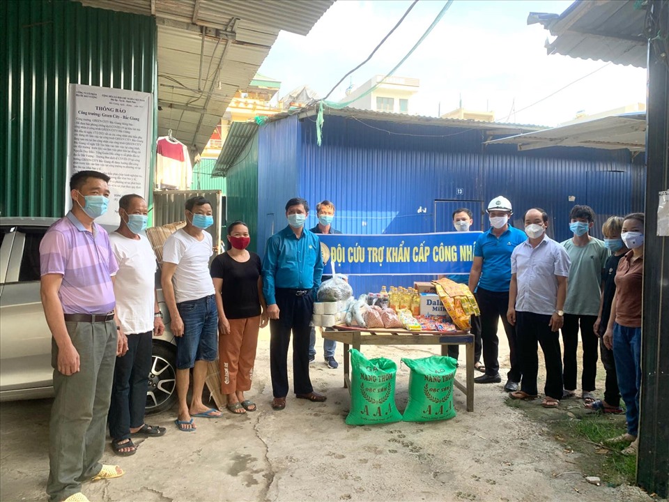 Ông Nguyễn Văn Cảnh, Chủ tịch LĐLĐ tỉnh Bắc Giang cùng Tổ cứu trợ khẩn cấp đến hỗ trợ cho 10 CNLĐ Cty CP đầu tư tập đoàn Tiến Bộ. Ảnh: LĐLĐ tỉnh Bắc Giang