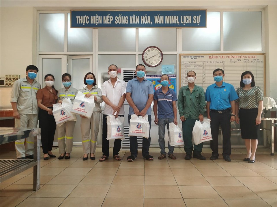 Đại diện Công đoàn VNSTEEL trao hỗ trợ cho đoàn viên. Ảnh: Mai Linh