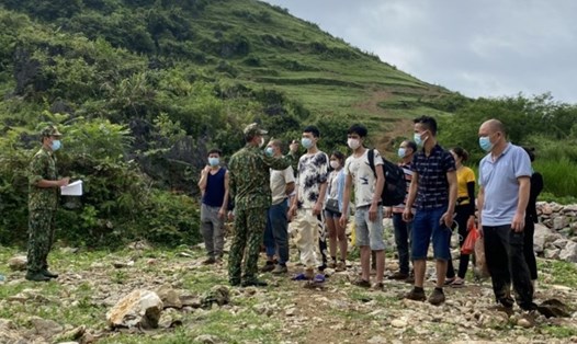 15 người nhập cảnh trái phép bị Bộ đội biên phòng tỉnh Cao Bằng bắt giữ và đưa đi cách ly theo quy định. Ảnh: BĐBP