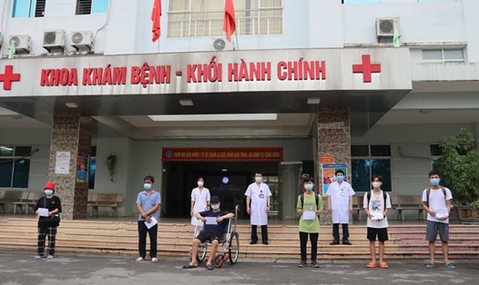 Bệnh nhân COVID-19 tại Bắc Ninh được xuất viện. Ảnh: PV.