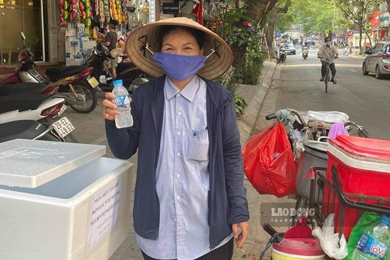 Nước uống miễn phí có sẵn ở Hà Nội hay không?