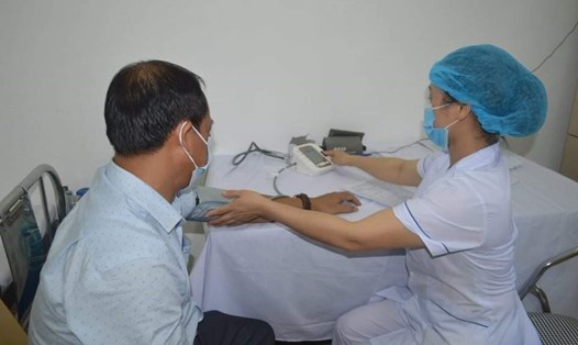 Cán bộ ngành y tế Thái Bình kiểm tra sức khỏe cho người dân trước khi tiêm phòng vaccine COVID-19. Ảnh: CDC Thái Bình.
