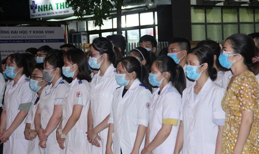 Đoàn cán bộ, giảng viên, sinh viên Trường ĐH Y khoa Vinh tình nguyện giúp huyện Diễn Châu chống dịch COVID-19. Ảnh: QĐ