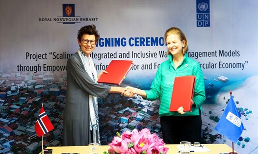Đại diện Đại sứ quán Na Uy và UNDP ký thoả thuận hợp tác dự án mới chiều 17.6.2021. Ảnh: Hương Giang