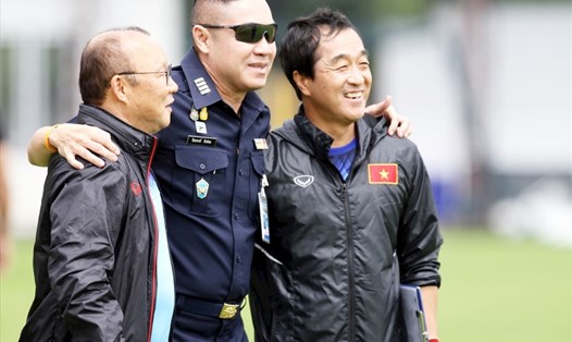 Ông Piyapong (giữa) là đồng đội một thời với huấn luyện viên Park Hang-seo và trợ lý Lee Young-jin. Ảnh: Siam Sport.