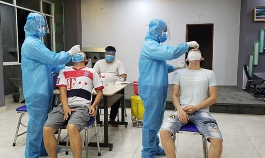 Lấy mẫu xét nghiệm COVID-19 cho công nhân ở Bắc Giang. Ảnh: Bộ Y tế
