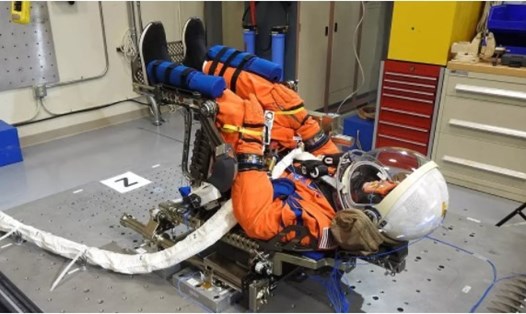 Hình nộm "moonikin" trải qua thử nghiệm rung trên ghế module tàu Orion mới tại Trung tâm Vũ trụ Kennedy của NASA. Ảnh: NASA