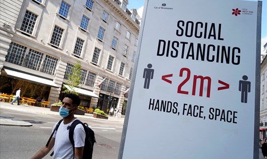 Khuyến cáo giãn cách xã hội phòng COVID-19 ở London, Anh, ngày 7.6.2021. Ảnh: AFP