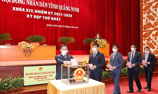 Các đại biểu bỏ phiếu bầu các chức danh HĐND và UBND tỉnh Quảng Ninh nhiệm kỳ 2021-2026. Ảnh: Đỗ Phương