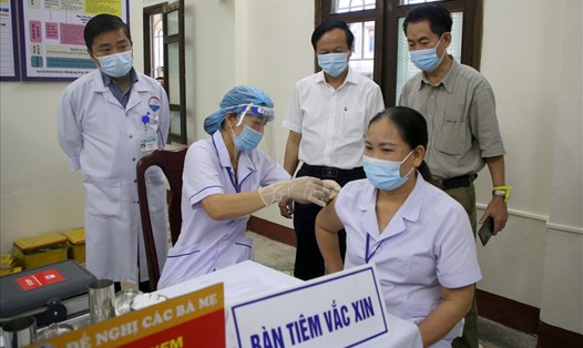 Tỉnh Quảng Trị triển khai tiêm vaccine COVID-19 cho nhân viên y tế. Ảnh: Hưng Thơ.