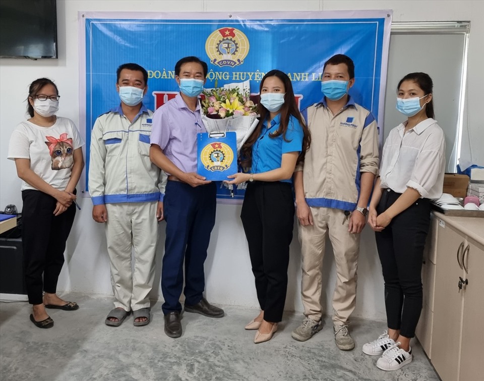 Lãnh đạo LĐLĐ huyện Thanh Liêm trao Quyết định công nhận thành lập CĐCS Công ty TNHH Khang Minh ConsLab Thạch Anh cho Ban chấp hành công đoàn lâm thời. Ảnh: Thuý Chinh