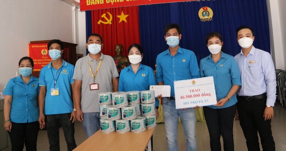 Liên đoàn Lao động tỉnh Bình Dương trao hỗ trợ cho công nhân lao động bị ảnh hưởng dịch bệnh COVID-19. Ảnh: Đình Trọng
