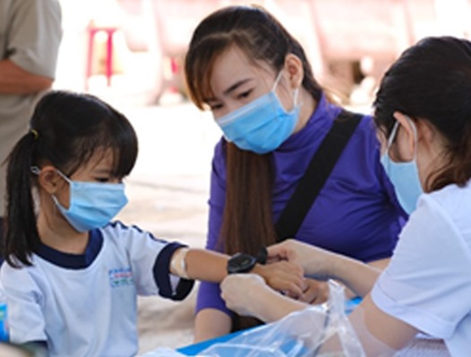 Lấy máu xét nghiệm và hướng dẫn sử dụng vòng đo tiếp xúc ánh nắng – tháng 11/2020. Lấy máu xét nghiệm và hướng dẫn sử dụng vòng đo tiếp xúc ánh nắng – tháng 11/2020.