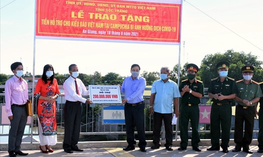 Hỗ trợ người Việt tại Campuchia chống dịch COVID-19. Ảnh: Quốc Kha