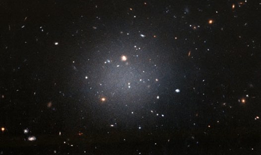 Kính viễn vọng không gian Hubble chụp ảnh thiên hà siêu khuếch tán NGC 1052-DF2 tháng 11.2017. Ảnh: NASA/Đại học Yale