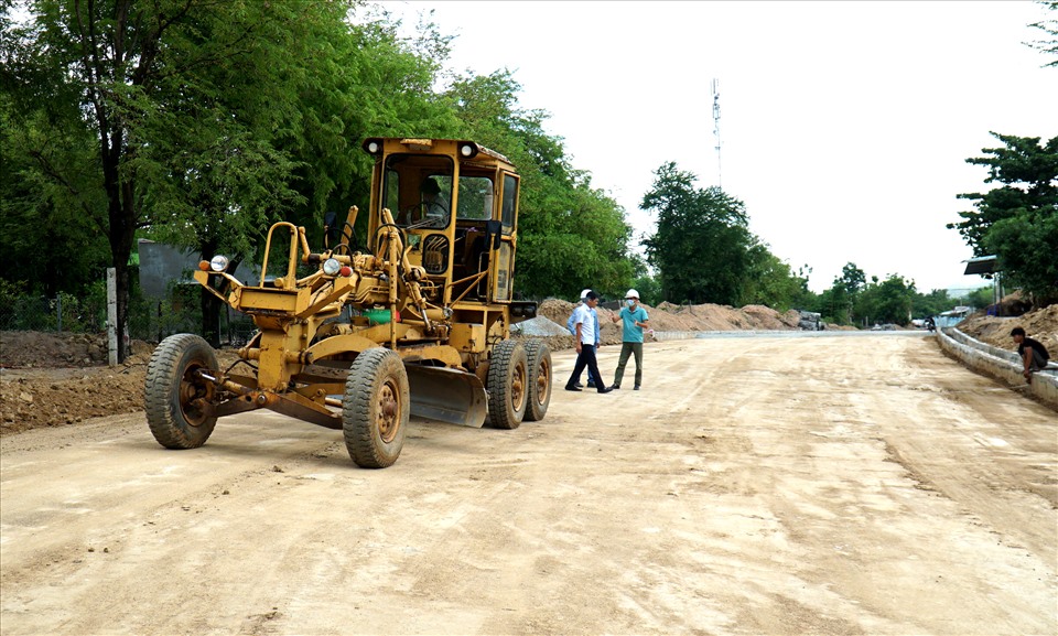 Thi công nâng cấp, mở rộng Quốc lộ 27 các đoạn còn lại trên địa bàn Ninh Thuận. Ảnh: Tuấn Kiệt.