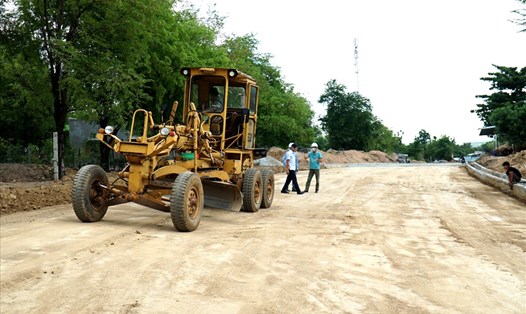 Thi công nâng cấp, mở rộng Quốc lộ 27 các đoạn còn lại trên địa bàn Ninh Thuận. Ảnh: Tuấn Kiệt.