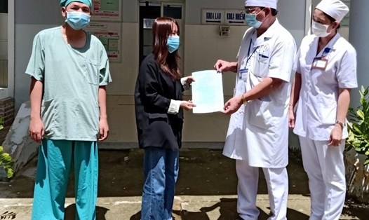 Trao giấy chứng nhận hoàn thành cách ly, điều trị bệnh COVID-19 cho BN 6572 ngày 18.6. Ảnh: Nhật Hồ