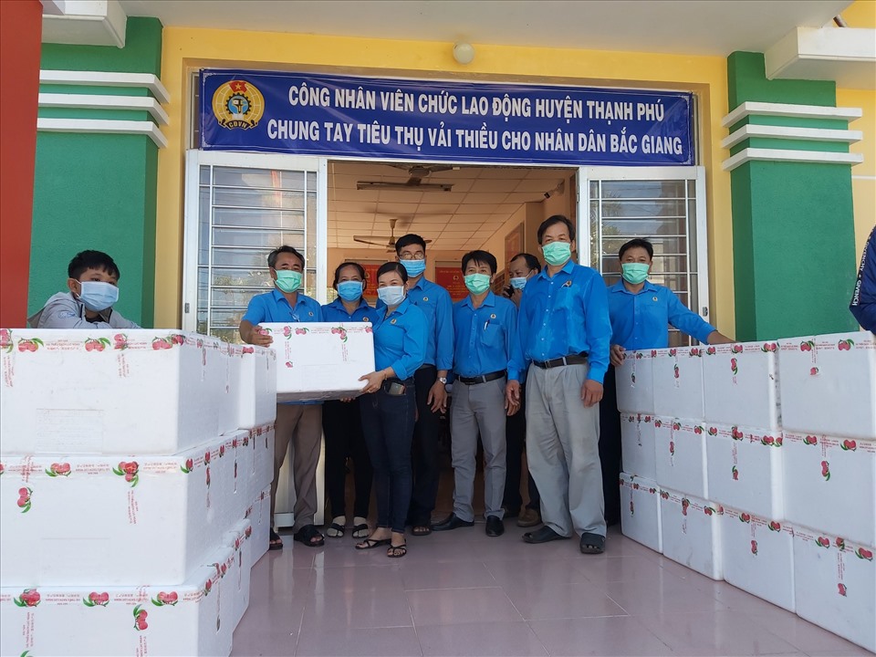 Công nhân viên chức lao động huyện Thạnh Phú chung tay tiêu thụ vải thiều. Ảnh: Ngọc Sơn