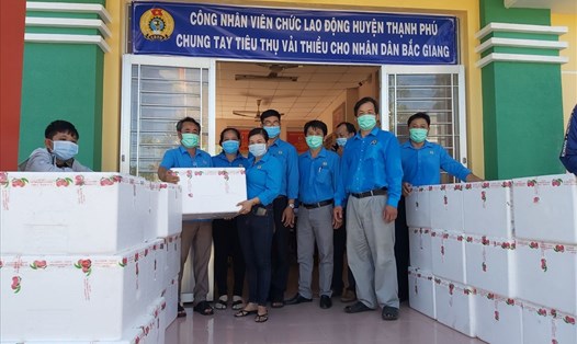 Công nhân viên chức lao động huyện Thạnh Phú chung tay tiêu thụ vải thiều. Ảnh: Ngọc Sơn