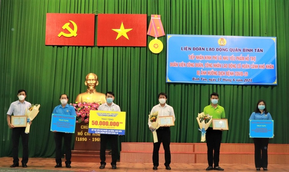 LĐLĐ Quận Bình Tân tiếp nhận quà do doanh nghiệp hỗ trợ đoàn viên công đoàn, người lao động có hoàn cảnh khó khăn do ảnh hưởng của dịch COVID-19. Ảnh LĐLĐ Quận Bình Tân