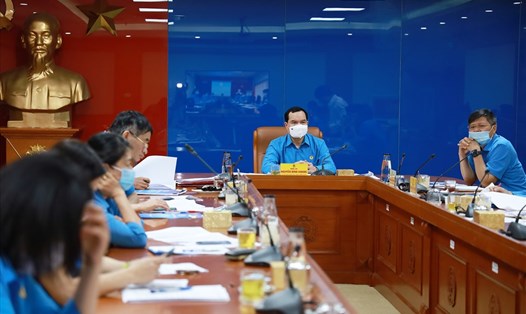 Ông Nguyễn Đình Khang - Chủ tịch Tổng LĐLĐVN (thứ 2 từ phải sang) điều hành buổi làm việc trực tuyến. Ảnh: Hải Nguyễn