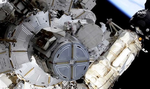 Hai phi hành gia trong chuyến đi bộ vào không gian ngày 16.6 để lắp đặt tấm pin mặt trời mới cho Trạm Vũ trụ Quốc tế ISS. Ảnh: NASA