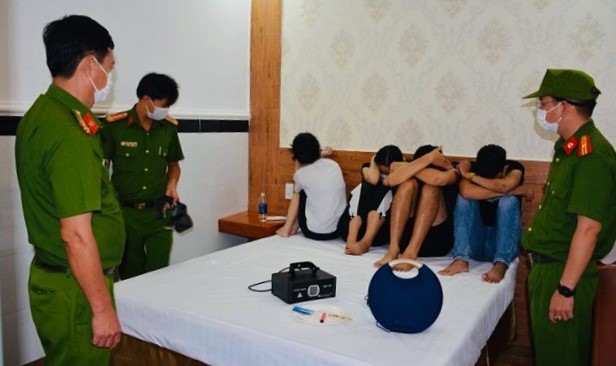 Lực lượng chức năng bắt quả tang các đối tượng sử dụng ma túy trong khách sạn. Ảnh: Thanh Chung
