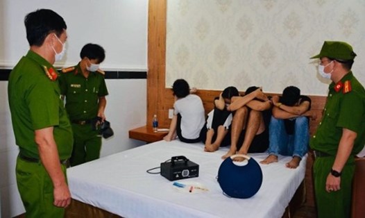 Lực lượng chức năng bắt quả tang các đối tượng sử dụng ma túy trong khách sạn. Ảnh: Thanh Chung