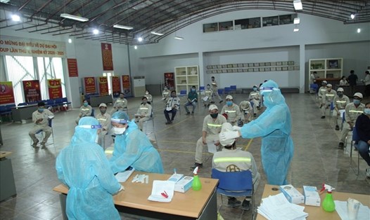 Hình ảnh xét nghiệm COVID-19 tại Công ty cổ phần Prime Tiền Phong (huyện Bình Xuyên, tỉnh Vĩnh Phúc). Ảnh: Khánh Linh.