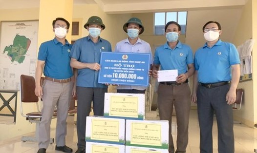 Lãnh đạo LĐLĐ tỉnh Nghệ An và LĐLĐ huyện Diễn Châu tặng quà, động viên các đơn vị tuyến đầu phòng chống dịch COVID-19. Ảnh: QĐ