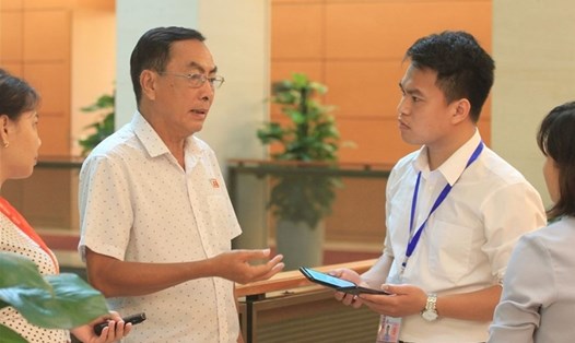 Đại biểu Quốc hội Phạm Văn Hoà (đoàn Đồng Tháp) trao đổi cùng PV Lao Động (ảnh chụp thời điểm trước dịch COVID-19). Ảnh: Ái Vân
