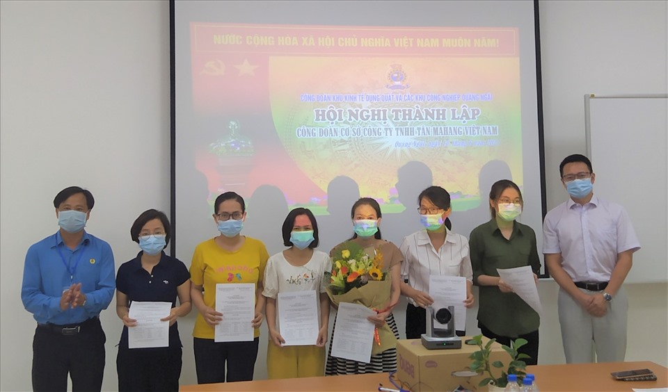 Trao quyết định kết nạp đoàn viên cho công nhân lao động của Công ty TNHH Tân Mahang Việt Nam. Ảnh: Xuân Quang