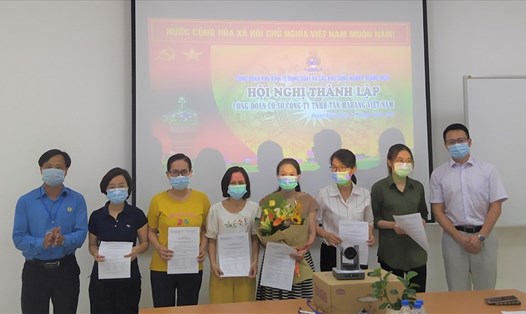 Trao quyết định kết nạp đoàn viên cho công nhân lao động của Công ty TNHH Tân Mahang Việt Nam. Ảnh: Xuân Quang