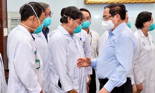 Thủ tướng Phạm Minh Chính động viên đội ngũ thầy thuốc của BV Chợ Rẫy, ngày 13.5.2021. Ảnh: VGP