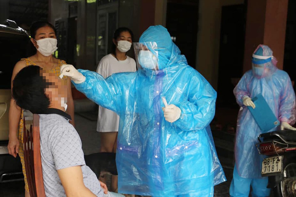 Xét nghiệm COVID-19 ở Hà Tĩnh. Ảnh: TT.