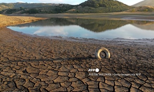 Mặt đất nứt nẻ do hạn hán ở một hồ nước tại California, Mỹ. Ảnh: AFP