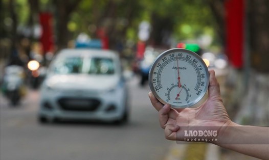 Trời nắng nóng, nhiệt độ bề mặt đường tăng cao khiến nguy cơ nổ lốp xe ôtô xảy ra nhiều hơn. Ảnh: Tô Thế