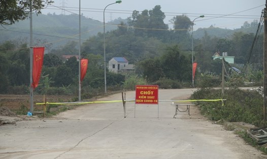 Tỉnh Hòa Bình rất nhanh đã thông báo thiết lập vùng cách ly y tế tại huyện Tân Lạc. Ảnh: Vân Tiến.