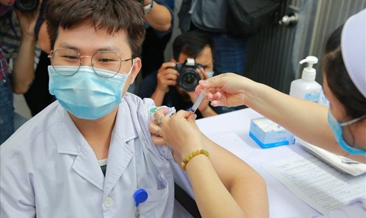 Nhân viên y tế tại TPHCM được tiêm vaccine COVID-19 hồi tháng 3.2021. Ảnh: Anh Tú