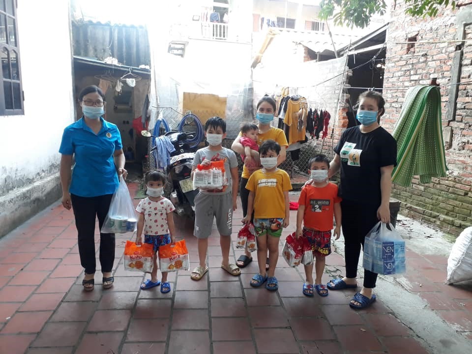 Cán bộ công đoàn trao quà tới con công nhân lao động. Ảnh: LĐLĐ tỉnh Bắc Ninh