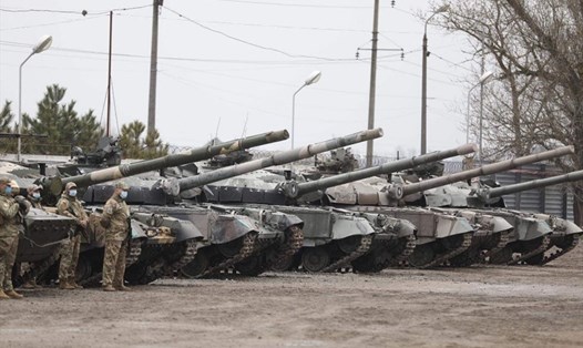Quân nhân Ukraina tham gia diễn tập quân sự gần cảng Mariupol trên biển Azov tháng 4.2021. Ảnh: AFP